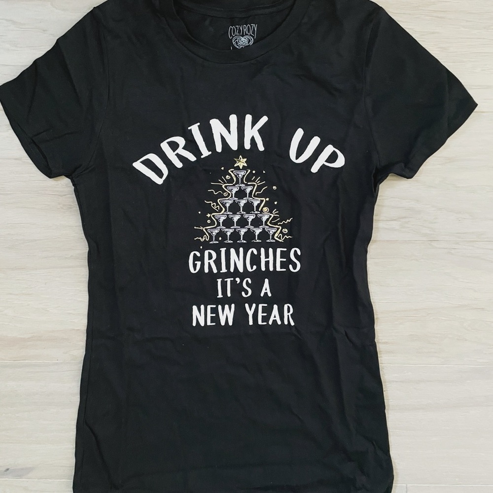 Women’s Holiday Tee Size M, Drink Up Grinches